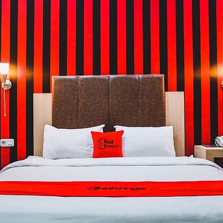 Reddoorz Plus Near Mall Panakukang Макасар Экстерьер фото
