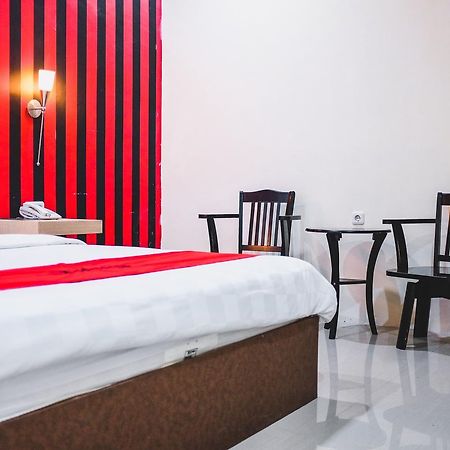 Reddoorz Plus Near Mall Panakukang Макасар Экстерьер фото