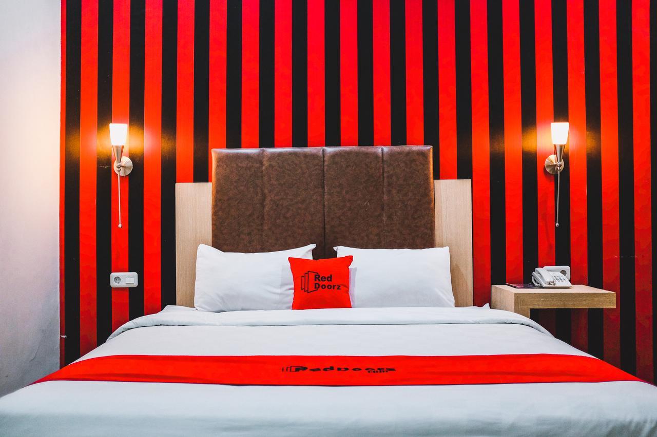 Reddoorz Plus Near Mall Panakukang Макасар Экстерьер фото