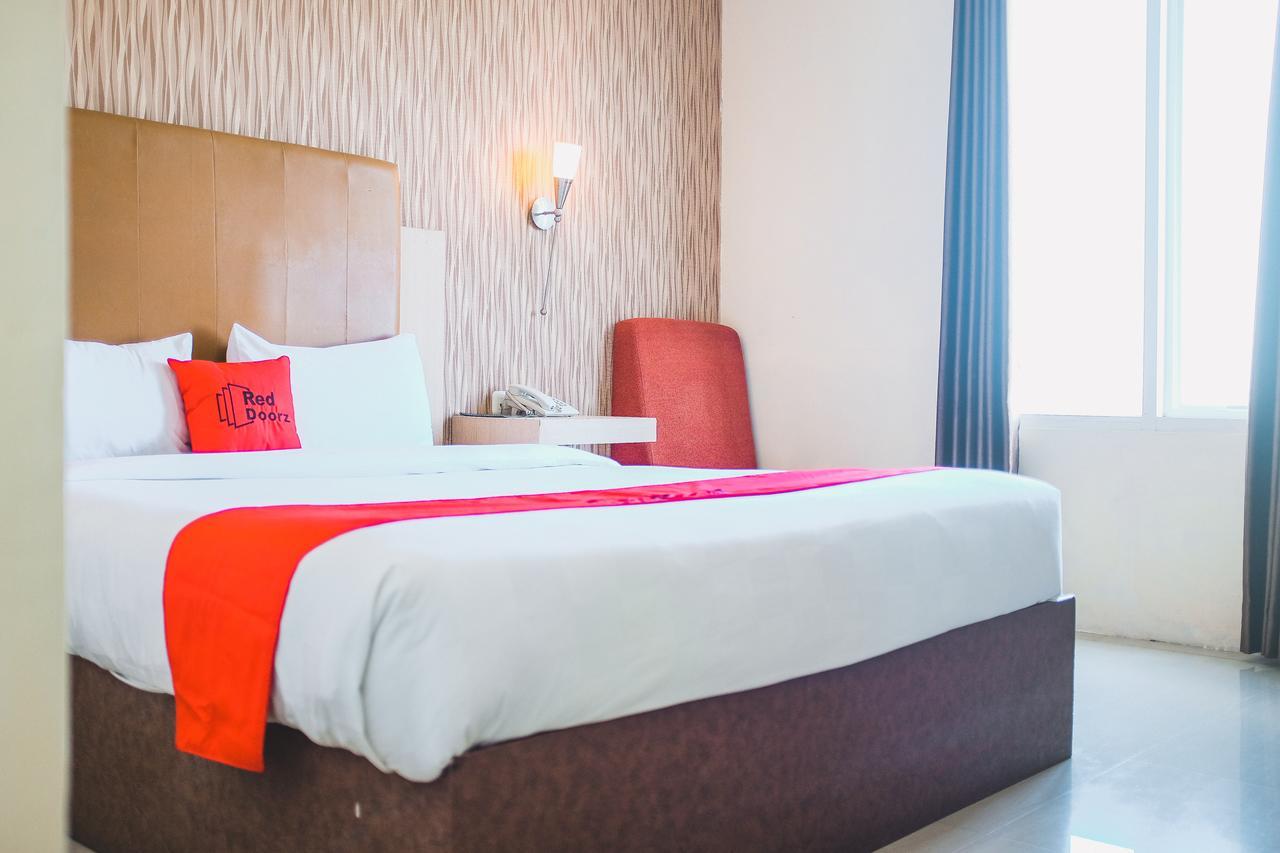 Reddoorz Plus Near Mall Panakukang Макасар Экстерьер фото